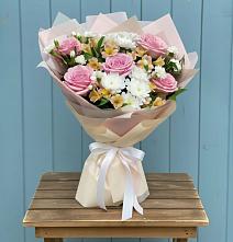 Букет цветов из:  Гвоздики, Орхидеи и Розы в Двуреченске