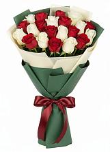 Букет Микс из красных и белых роз в Двуреченске
