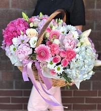 Композиция солнечный день в Двуреченске Цветочная композиция из Розы, Хризантемы, Пионы и Лизиантусы в корзине в Двуреченске