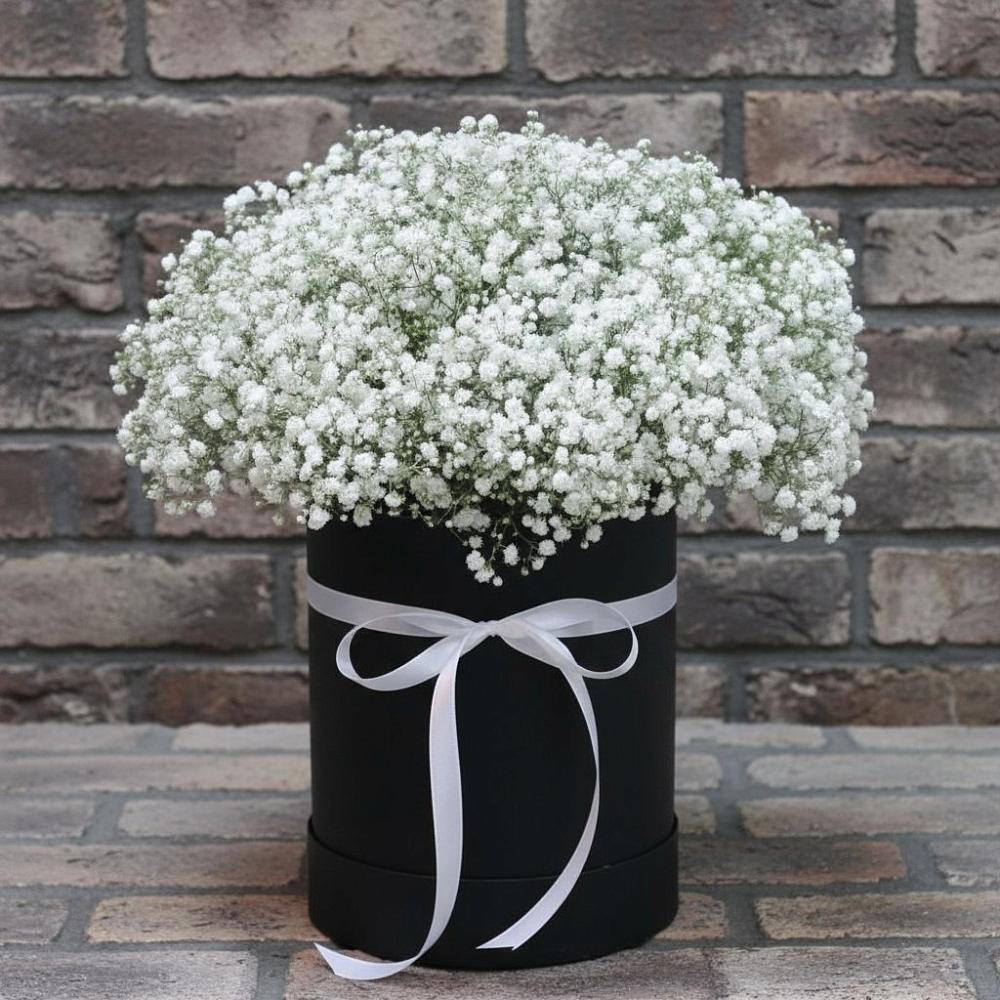 Цветочная композиция из Гипсофила в шляпной коробке в Двуреченске