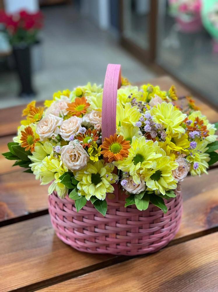 Цветочная композиция из Хризантемы и Розы в корзине в Двуреченске