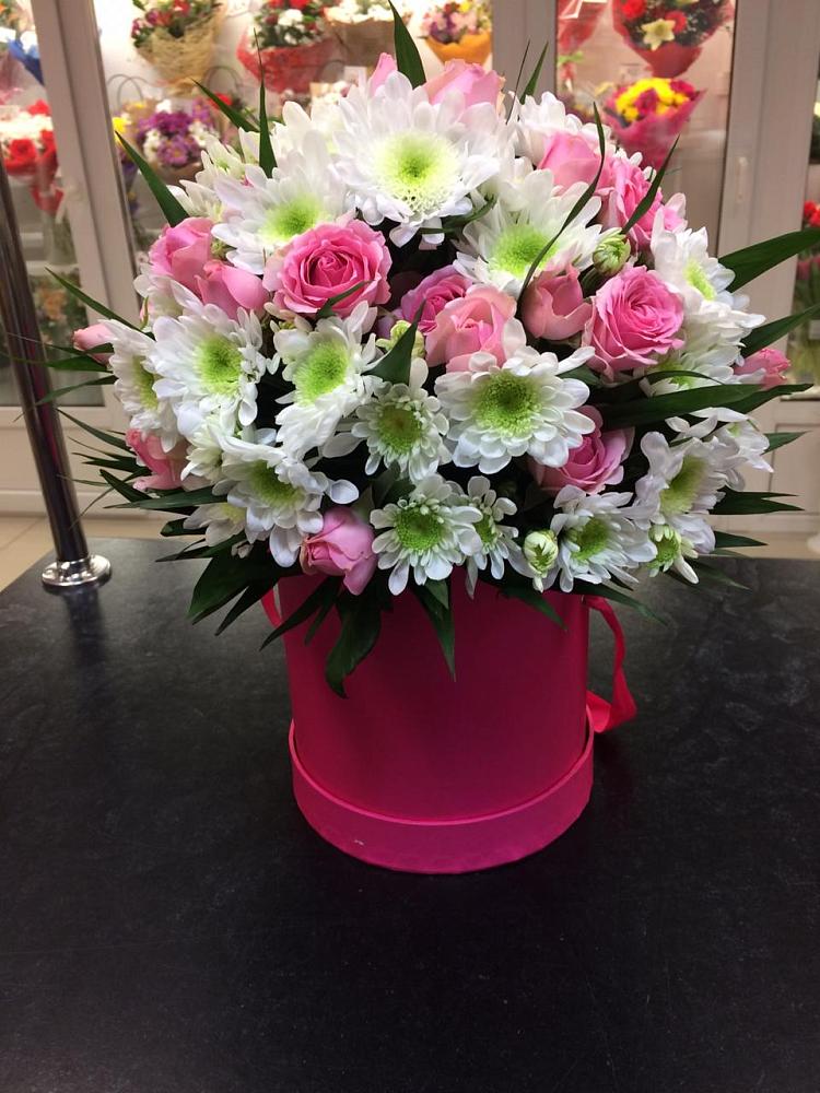 Цветочная композиция из Розы и Хризантемы в шляпной коробке в Двуреченске